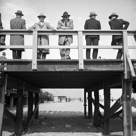 Harold Feinstein – Men in Fedoras, Coney Island, 1950